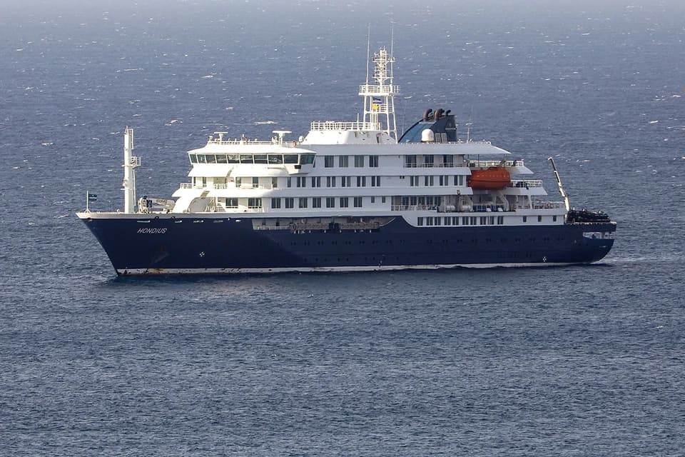 Круизный лайнер MV Hondius в открытом океане