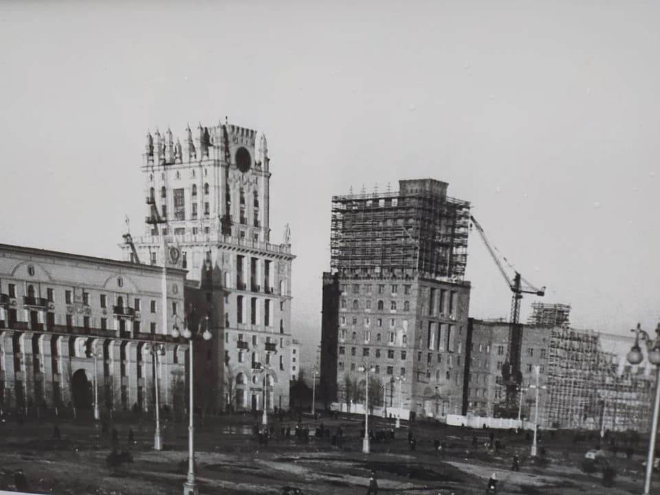 Строительство ансамбля &laquo;Ворота Минска&raquo; на Привокзальной площади, 1952 год