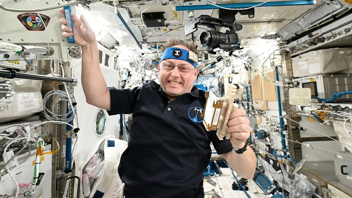 Портрет астронавта Майка Финке &mdash; ветерана NASA, участника миссии Crew-11