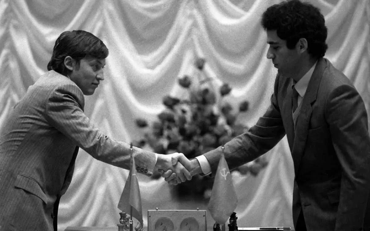 Карпов и Каспаров пожимают руки перед партией чемпионского матча