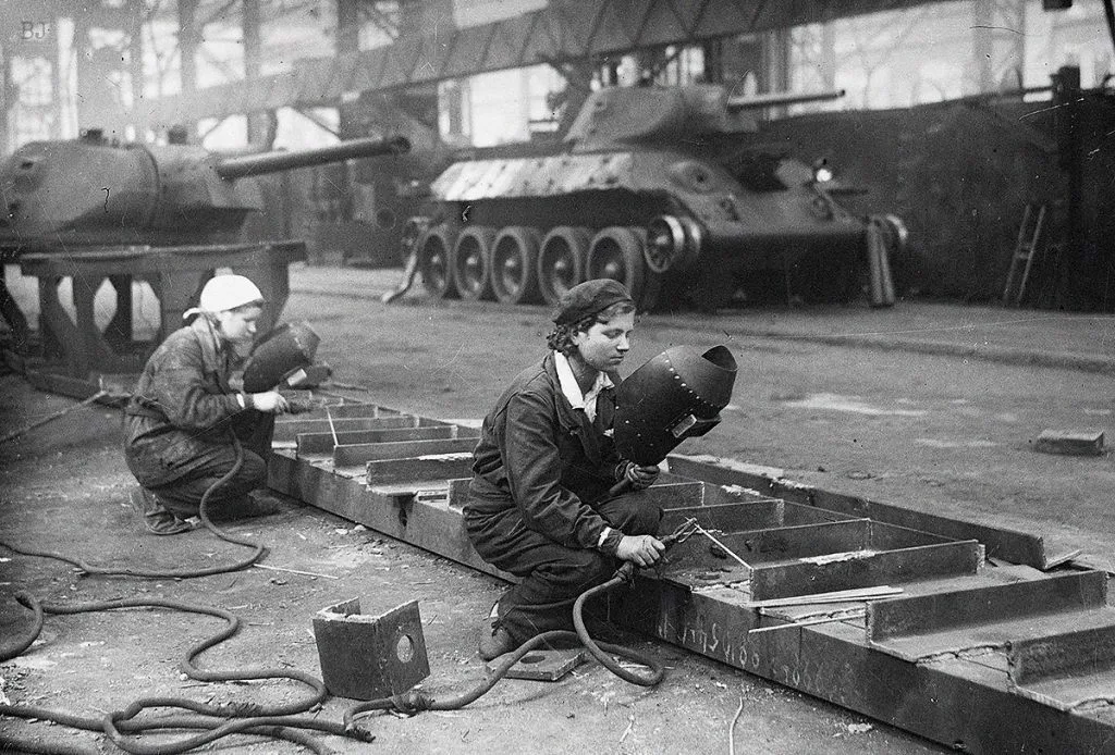 Производственная линия танков Т-34 на Уральском заводе в годы Великой Отечественной войны