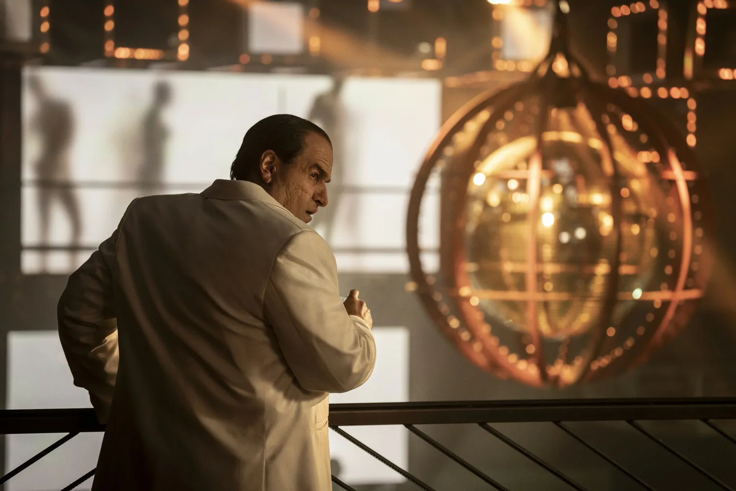 Кадр из сериала Пингвин, HBO, 2024 &mdash; Колин Фаррелл в роли Освальда Кобба в тёмном интерьере