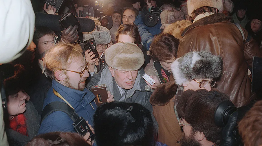 Сахаров возвращается из горьковской ссылки, декабрь 1986