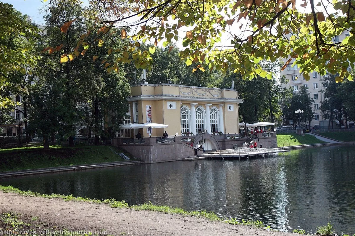 Современное фото Патриарших прудов в Москве &mdash; памятный знак