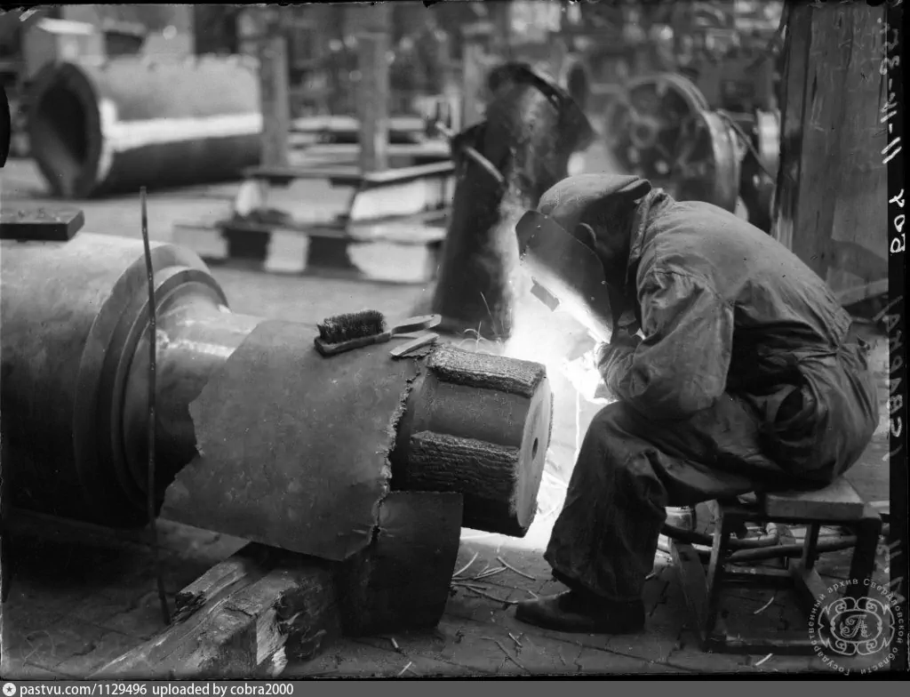 Архивная фотография советских сварщиков на заводе, 1930-е годы, стахановское движение