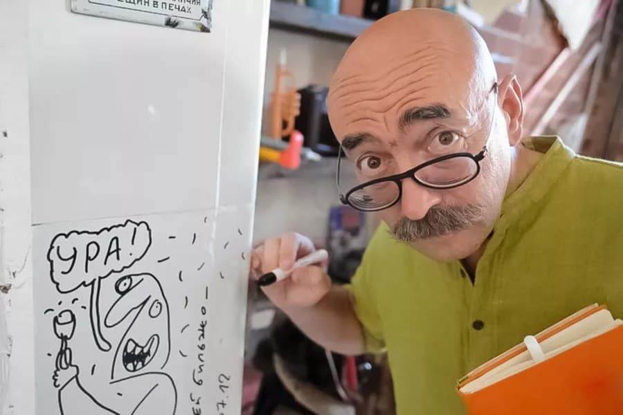 Андрей Бильжо &mdash; отец Петровича, художник-карикатурист и врач-психиатр