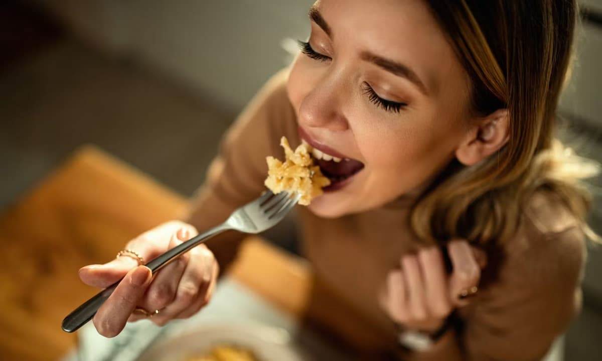 женщина наслаждается едой &mdash; вкус создаётся носом, а не только языком