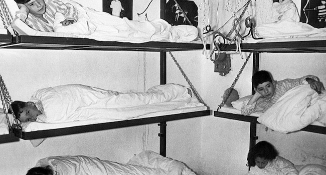 Общая спальня детского дома кибуца в 1960-х годах
