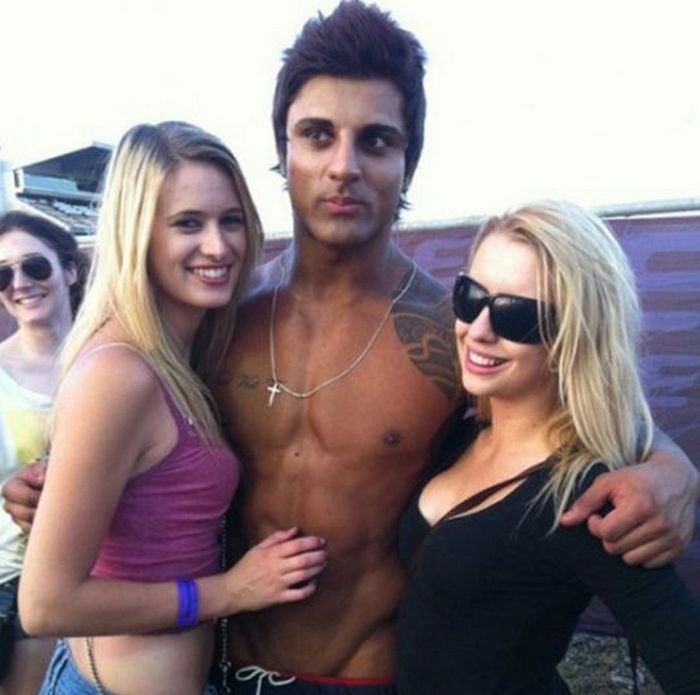 Zyzz в окружении поклонниц &mdash; харизматичный фитнес-блогер