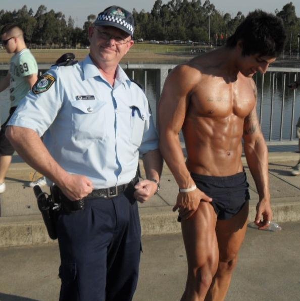 Полицейский Нового Южного Уэльса фотографируется рядом с Zyzz