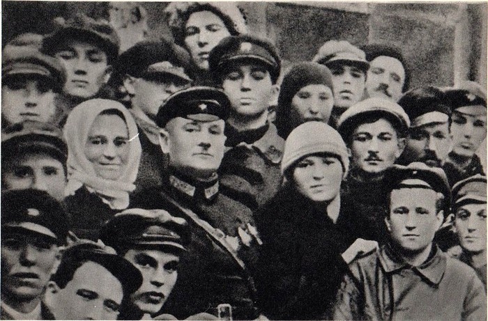Котовский с женой Ольгой среди трудящихся в Бирзуле (ныне Котовск) 1924