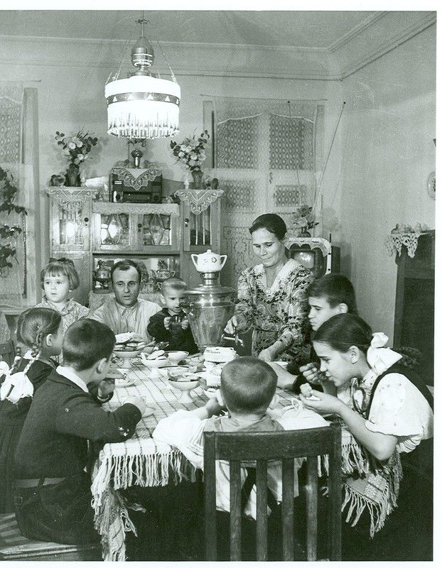 Советская рабочая семья за обеденным столом, коммунальная квартира, 1940-е