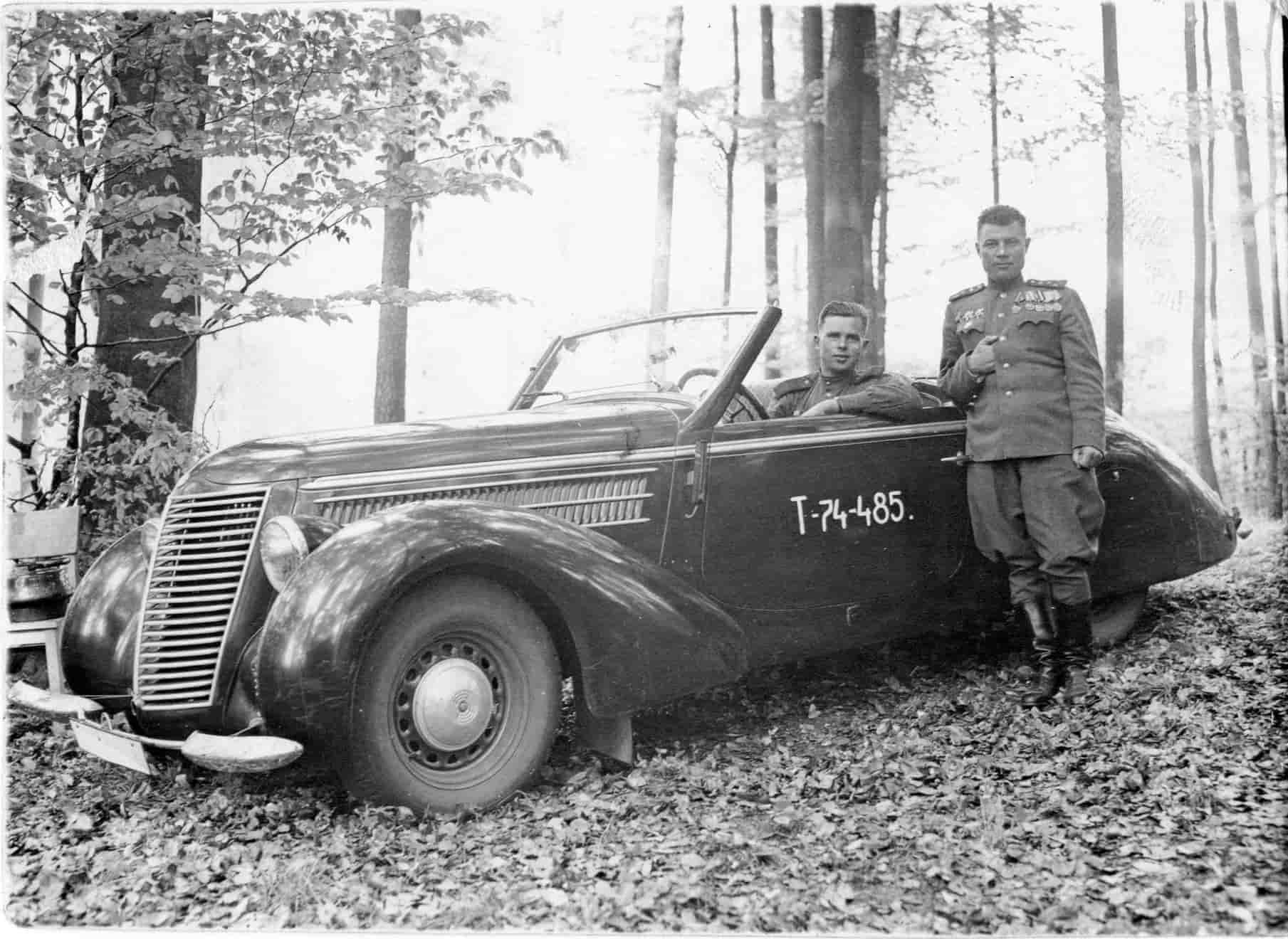 Офицеры-фронтовики и трофейный немецкий автомобиль, 1945 год