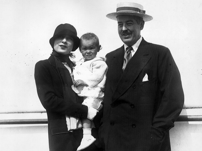 Глория Вандербильт с родителями в 1926 году, семейное фото
