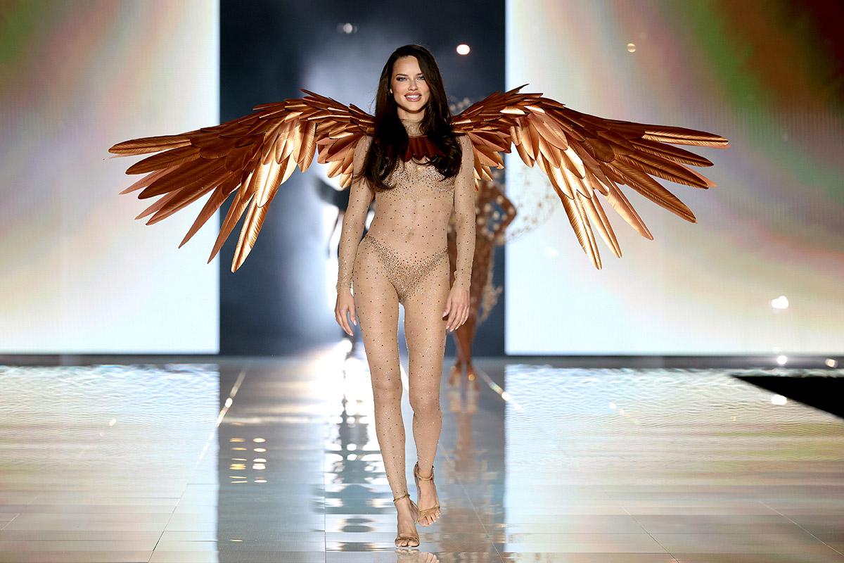 Адриана Лима на показе Victoria's Secret в 2024 году &mdash; возвращение после шести лет