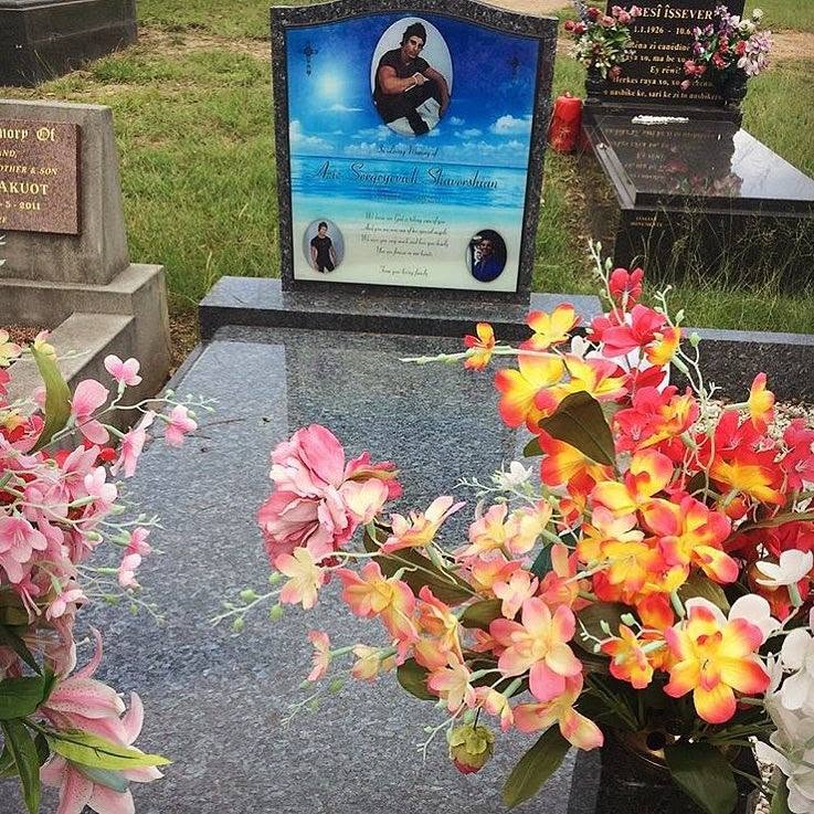 Могила Zyzz &mdash; Азиза Шавершяна &mdash; на кладбище Riverstone Cemetery, Сидней