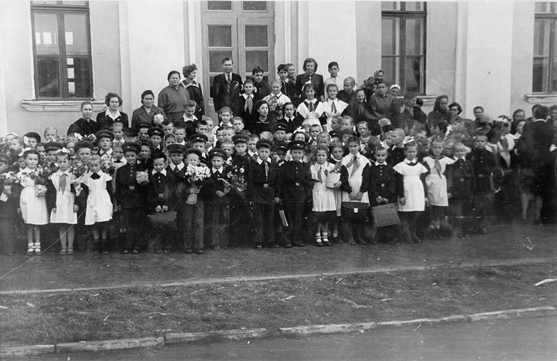 Советские школьники на линейке 1 сентября 1956 года, школьный двор