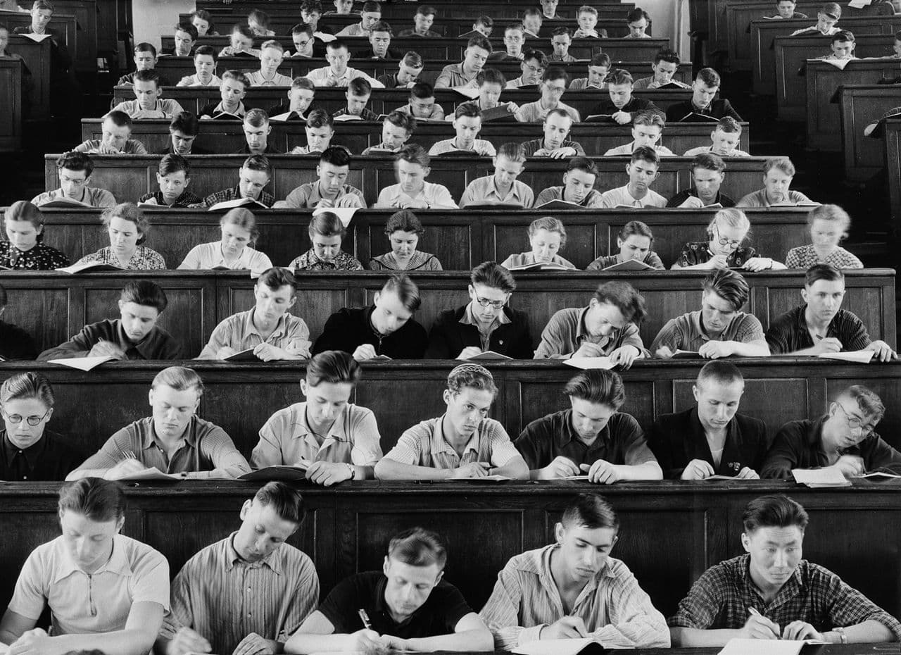 Советские студенты в институтской аудитории, лекция, середина 1950-х годов