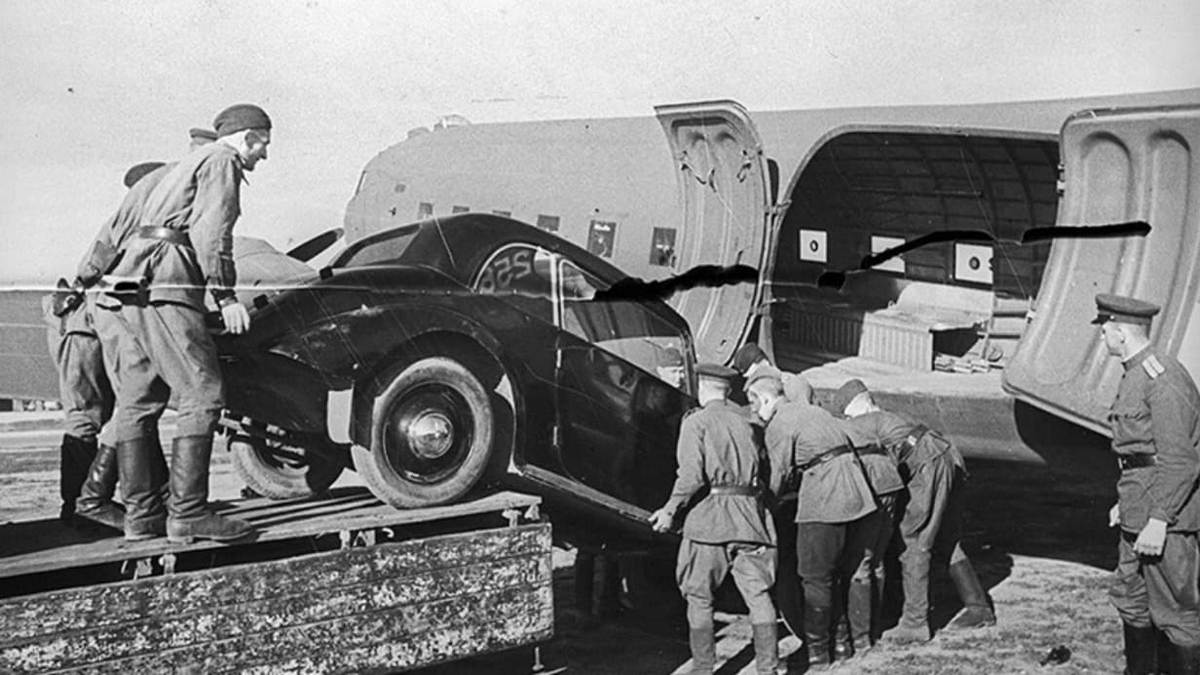 Красноармейцы грузят трофейный автомобиль Опель в самолёт, 1945 год