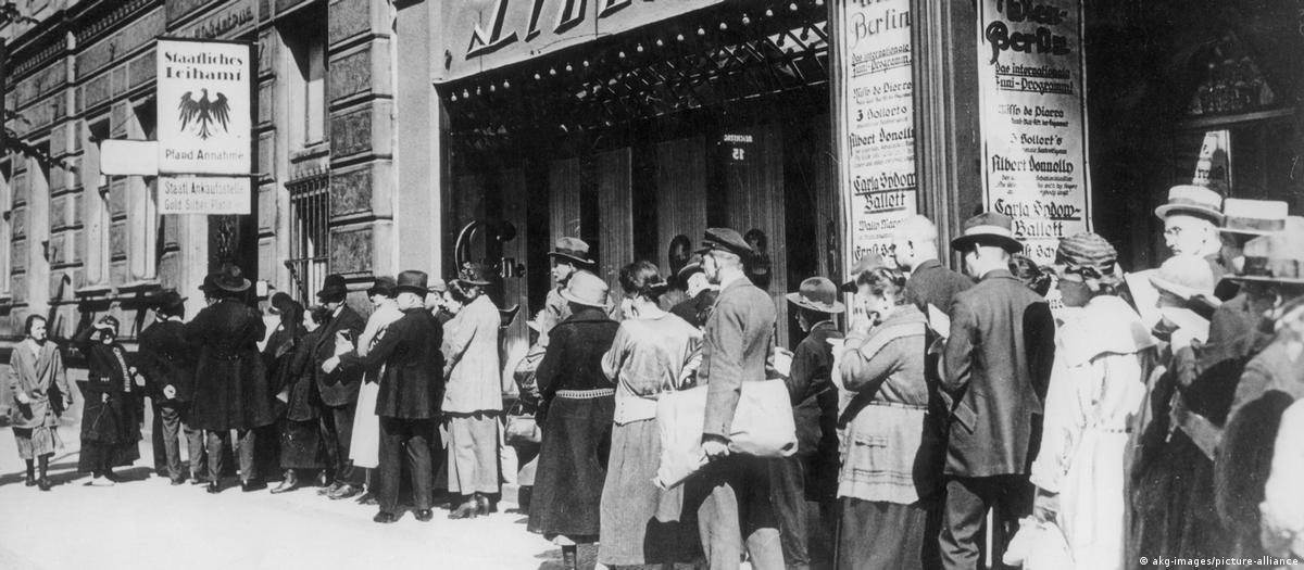 Очередь за продуктами в бедном районе Берлина в 1920-е годы
