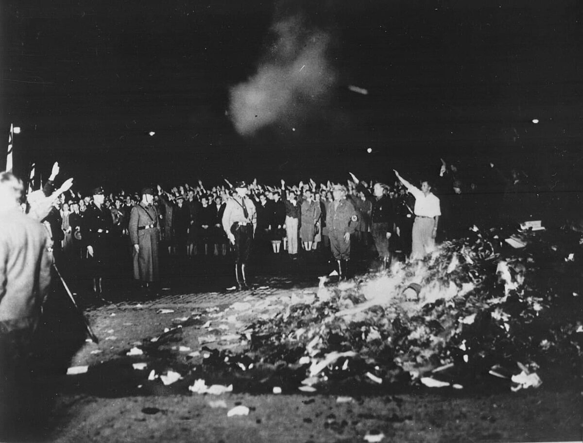 Сожжение книг нацистами на площади Опернплац в Берлине. 10 мая 1933 года
