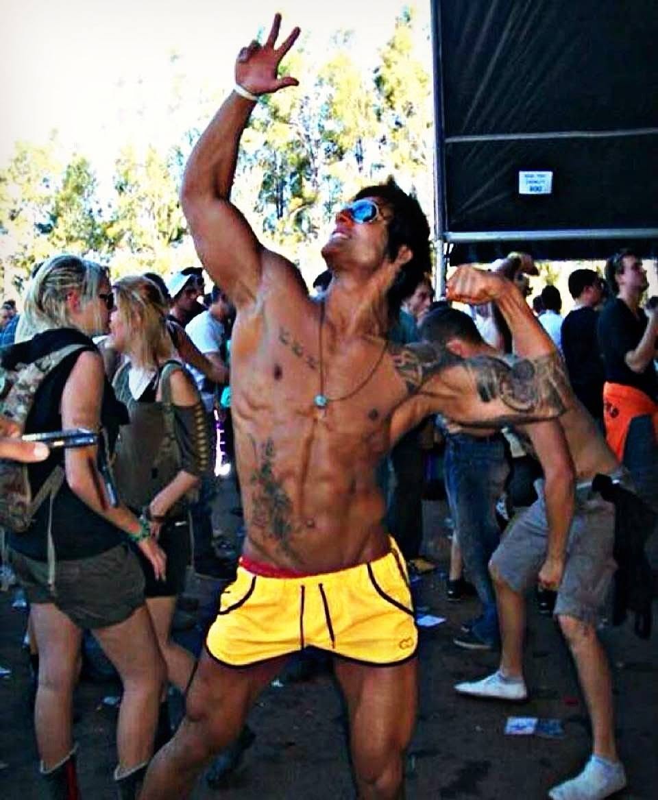 Zyzz позирует на фоне толпы на вечеринке