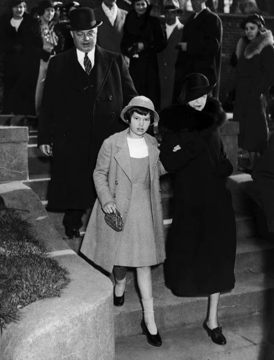 Глория Вандербильт с тётей Гертрудой Уитни, 1934 год, фото с судебного процесса