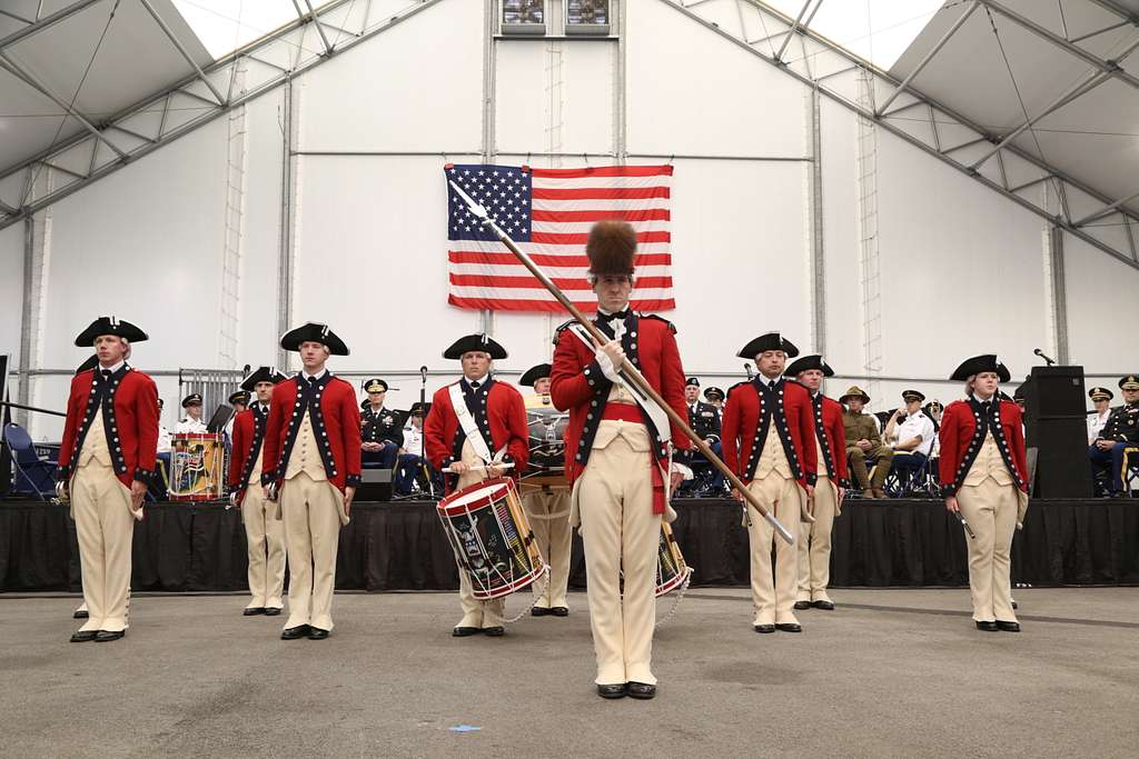 Музыканты исторического оркестра Old Guard Fife and Drum Corps в треуголках