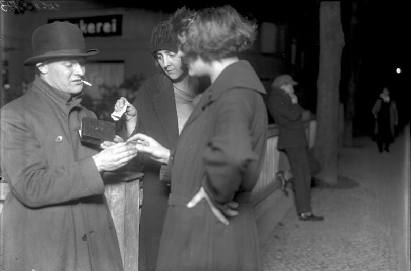 Уличная торговля кокаином в Берлине. 1930 год