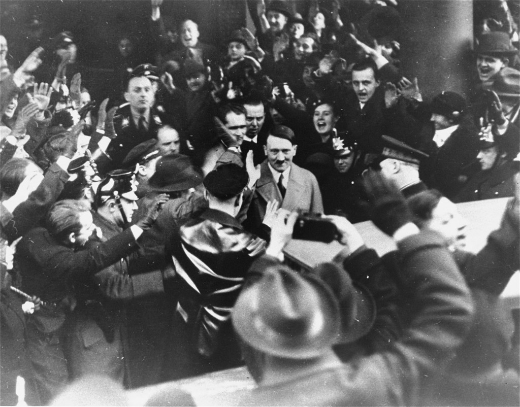 Немцы приветствуют Адольфа Гитлера после приведения его к присяге. 1933 год