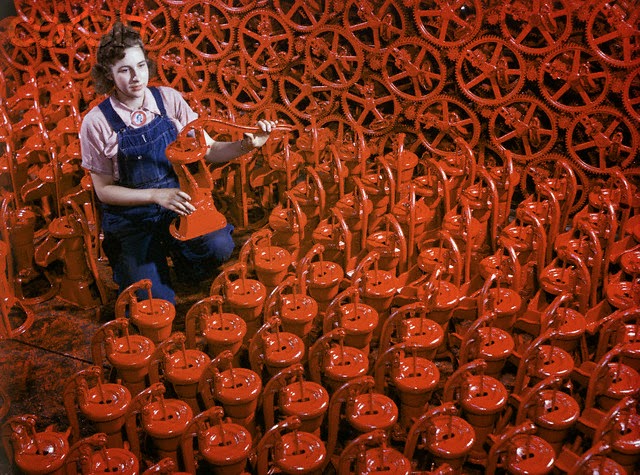 Девушка среди красных водяных насосов на фабрике Dempster Mill Небраска 1945 год