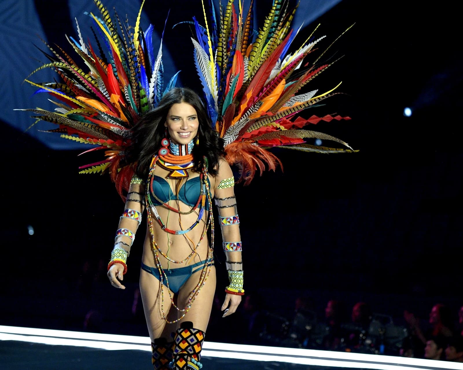 Адриана Лима на показе Victoria's Secret Fashion Show