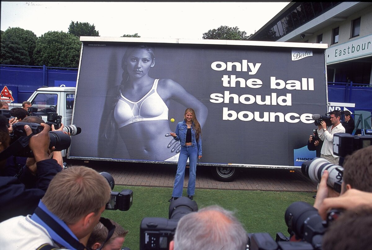 Курникова на рекламной съёмке для Berlei, кампания &laquo;Only the ball should bounce&raquo;, 2000 год