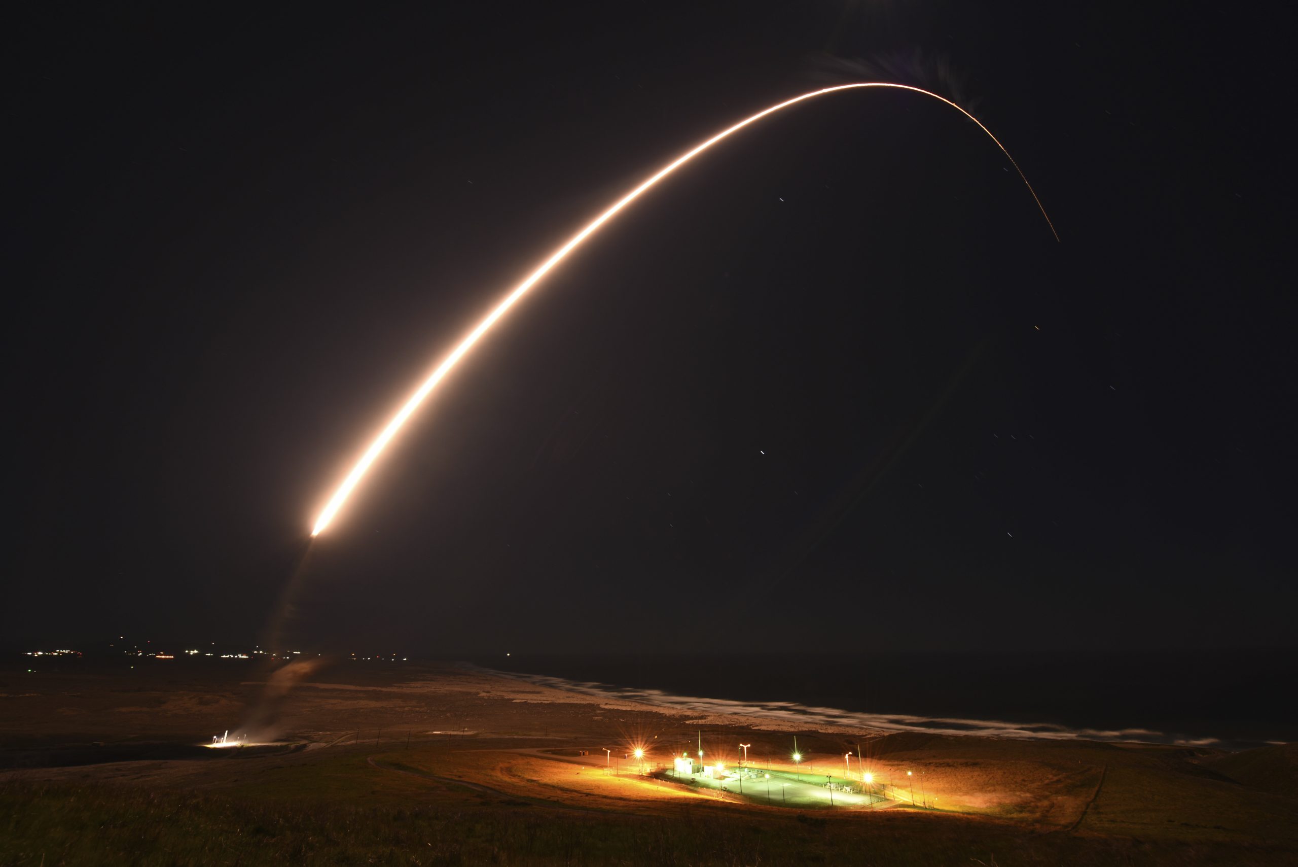 Испытательный запуск межконтинентальной баллистической ракеты LGM-30G Minuteman III с базы Ванденберг