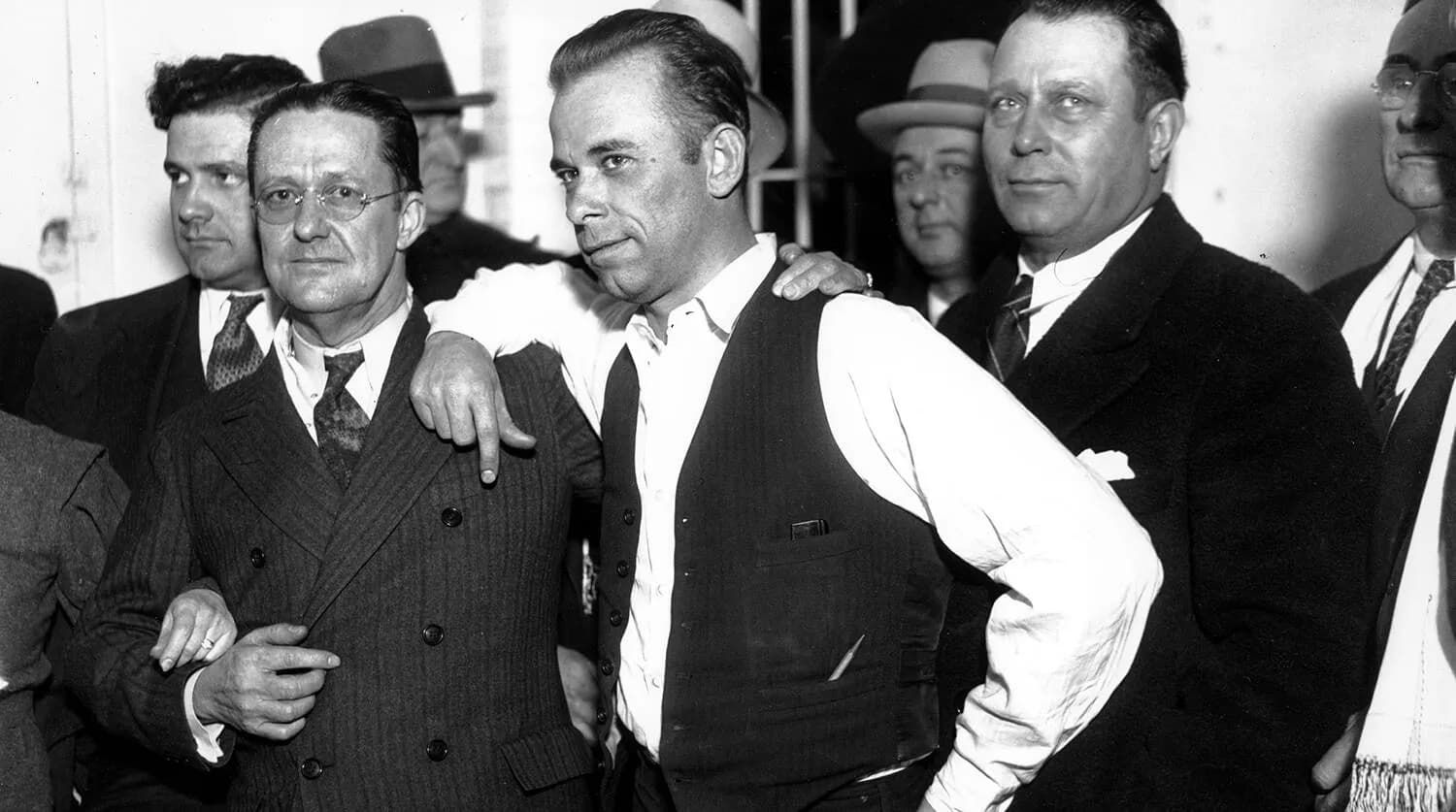 гангстер Джон Диллинджер в 1934 году, вскоре после его захвата в Аризоне, на фото также прокурор Роберт Эстилл