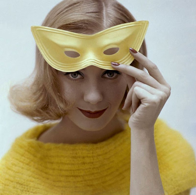 Жёлтая маска &mdash; фотография Арта Кейна, Нью-Йорк, 1960