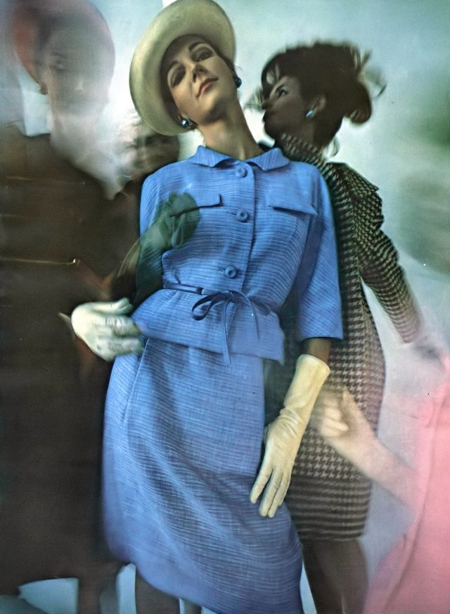 Модель в твидовом костюме Adele Simpson, фотография Арта Кейна, Vogue, 1963