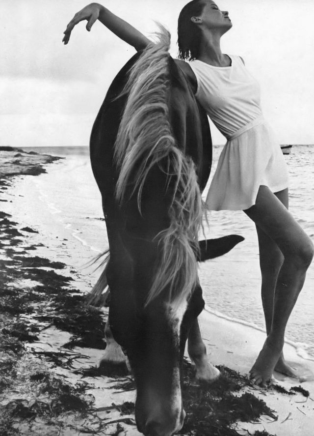 Верушка на пляже, фотография Арта Кейна, отель Antigua Beach, Vogue, 1963