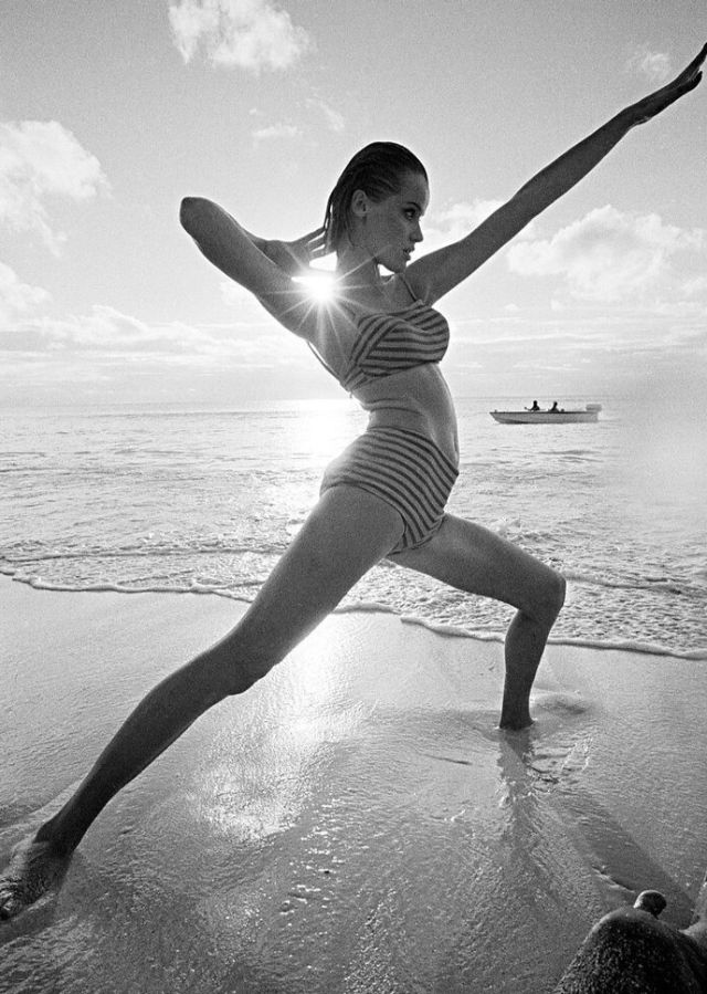 Верушка в купальнике Elizabeth Stewart, фотография Арта Кейна, отель Jolly Beach, Антигуа, Vogue, 1963