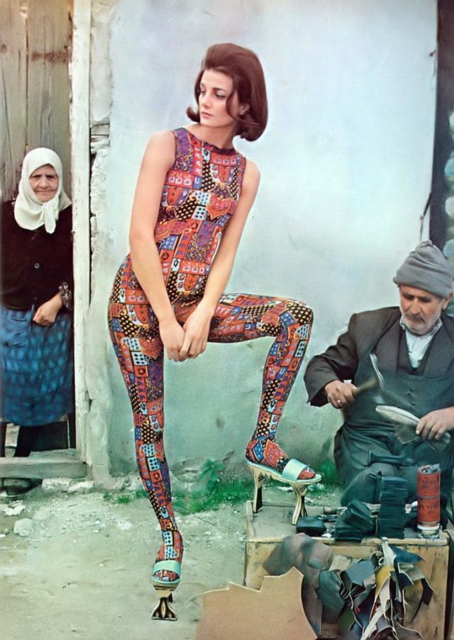 Долорес Уоттач в турецких ходулях, фотография Арта Кейна, Турция, Vogue, 1965