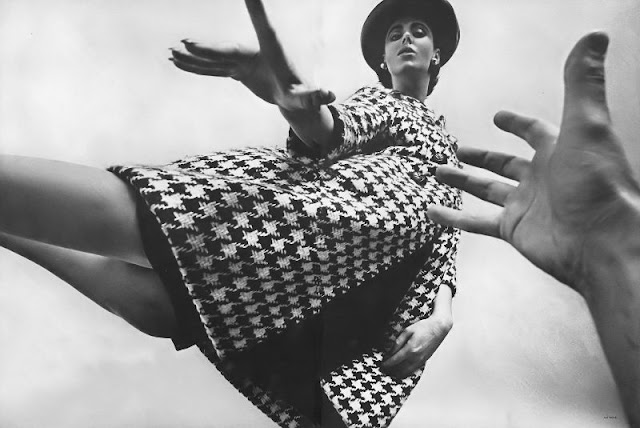 Мэгги Эккардт в пальто Ben Zuckerman, фотография Арта Кейна, Vogue, 1962