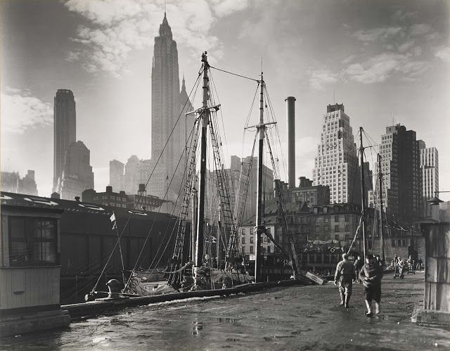 Фотография Беренис Эббот: Dok на Фултон-стрит и вид на Манхэттен, 1935 год