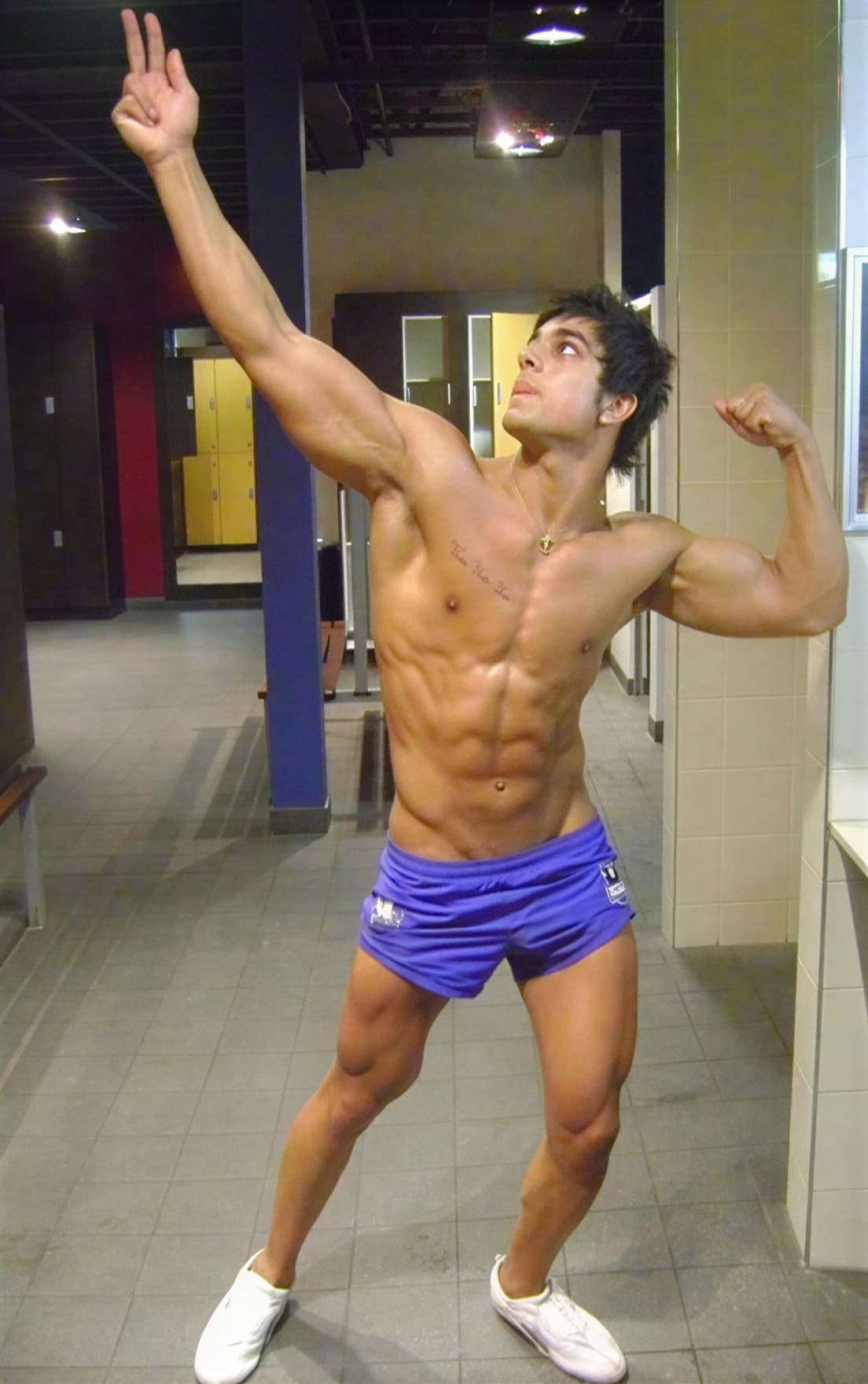 Zyzz демонстрирует культовую позу &mdash; The Zyzz Pose