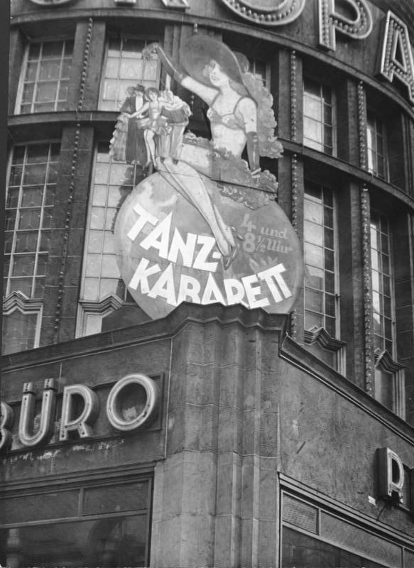 Вывеска ночного кабаре Europahaus в Берлине. 1931 год