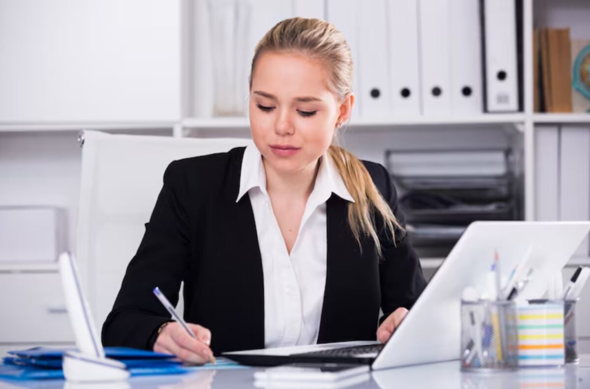 Bigpicture ru businesswoman using laptop онлайн займ