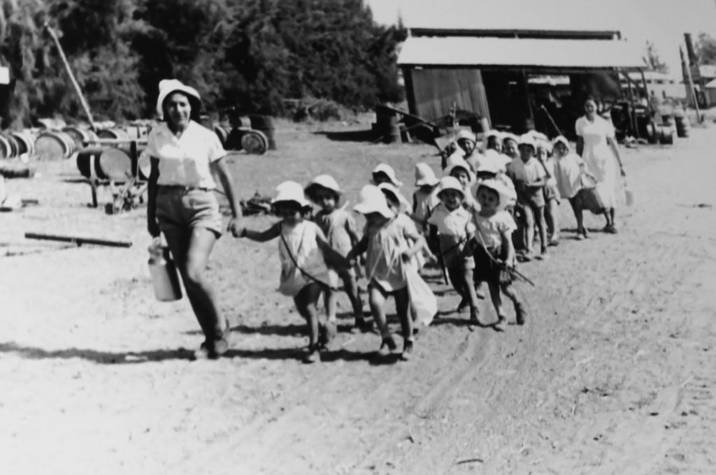 Дети кибуца Дгания на ежедневной прогулке, 1930-е годы