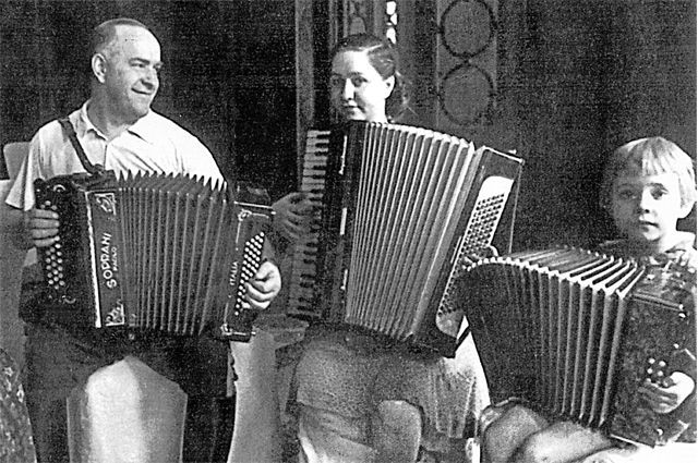 Маршал Жуков с дочерьми Эрой и Эллой, 1945 год
