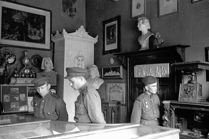 Офицеры Красной Армии в немецком поместье, 1945 год