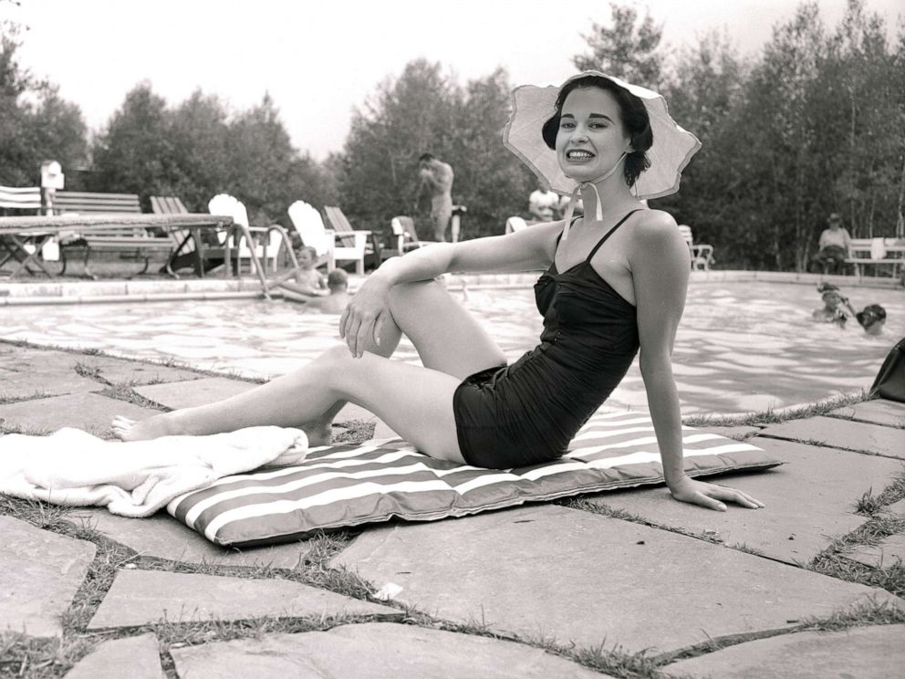 Глория Вандербильт у бассейна в купальнике, 1954 год