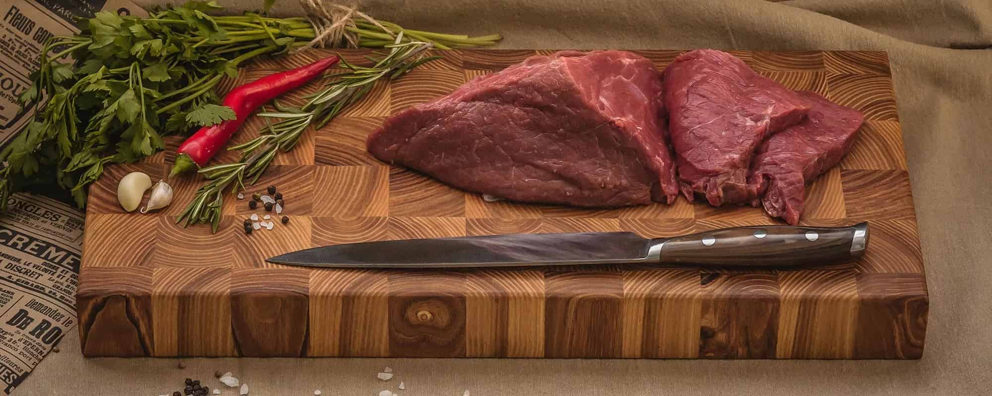 Сырое мясо на разделочной доске &mdash; источник перекрёстного заражения при несоблюдении правил